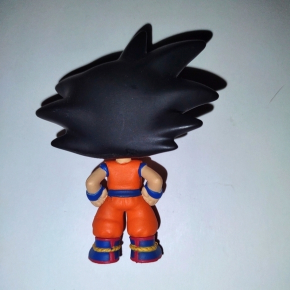 Funko Mystery Minis Vinyl Figure - Shonen JUMP - GOKU (Dragon Ball - 2 inch) - Picture 2 of 2